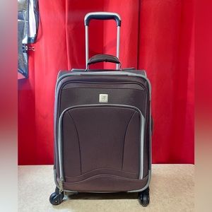 Olympia USA Skyhawk AF-8922, 22" Expandable Carry-on spinner